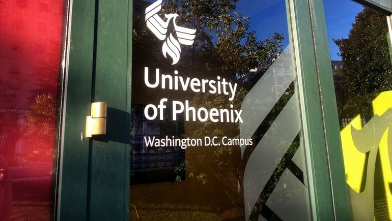 Fakultas University of Arkansas di Fayetteville berkeberatan dengan potensi akuisisi Universitas Phoenix